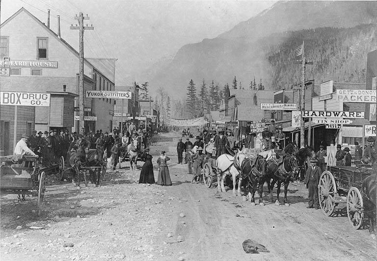 "Broadway, Skagway, Alaska, May 20, 1898" photographed by Eric A. Hegg © Library University Washington; Public Domain