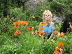 Lorraine Berry with poppies in the Judith Mountains © Robert Stiene