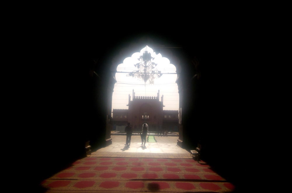 “Taj-ul-Masajid Inside” © Akshat Saxena; Creative Commons license