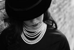 Woman with a fancy hat and pearls